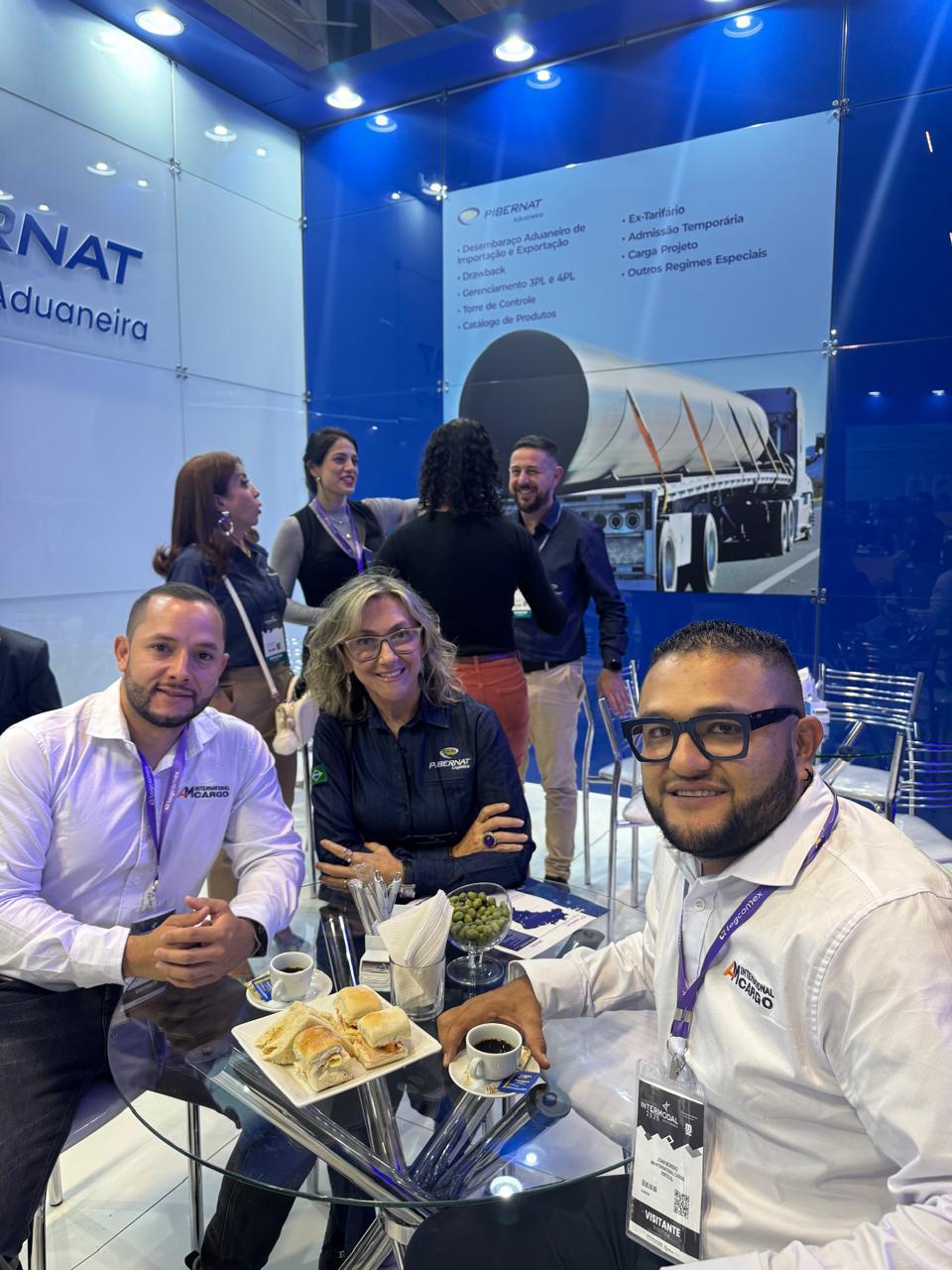 Equipo AM Cargo en la feria con aliado Five Forces