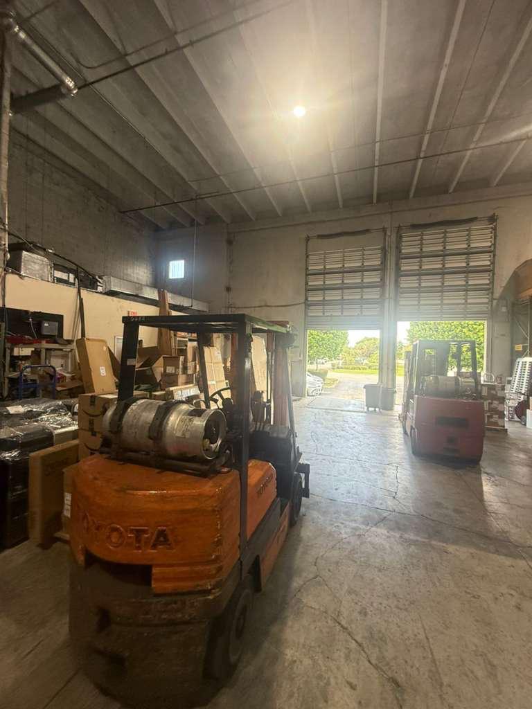 Montacargas en bodega de Miami