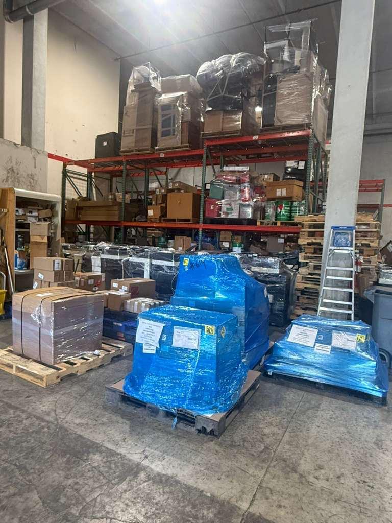 Carga paletizada en bodega de Miami